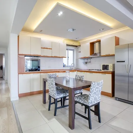 Seafront Apartment-hosted By Sweetstay *