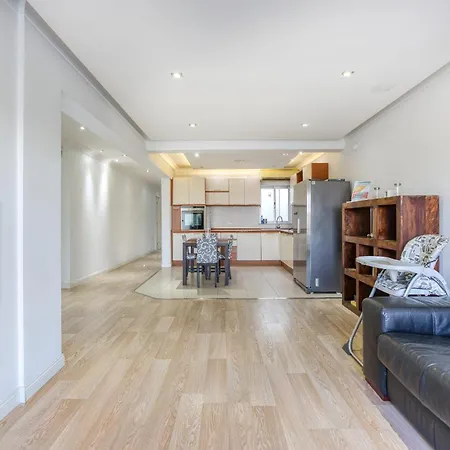 Seafront Apartment-hosted By Sweetstay