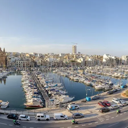 Seafront Apartment-hosted By Sweetstay Pietà