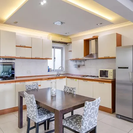 Seafront Apartment-hosted By Sweetstay * Pietà