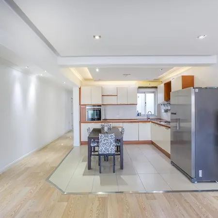 Seafront Apartment-hosted By Sweetstay