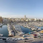 Seafront Apartment-hosted By Sweetstay Pieta