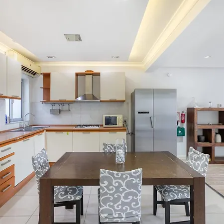 Апартаменты Seafront Apartment-hosted By Sweetstay Pieta