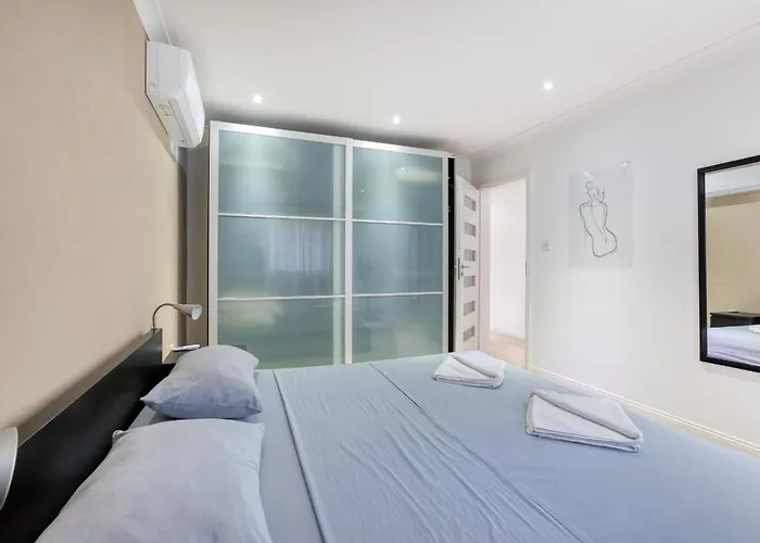 Seafront Apartment-hosted By Sweetstay Apartment