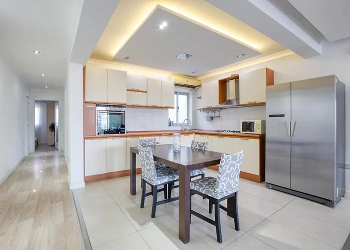 Seafront Apartment-hosted By Sweetstay *