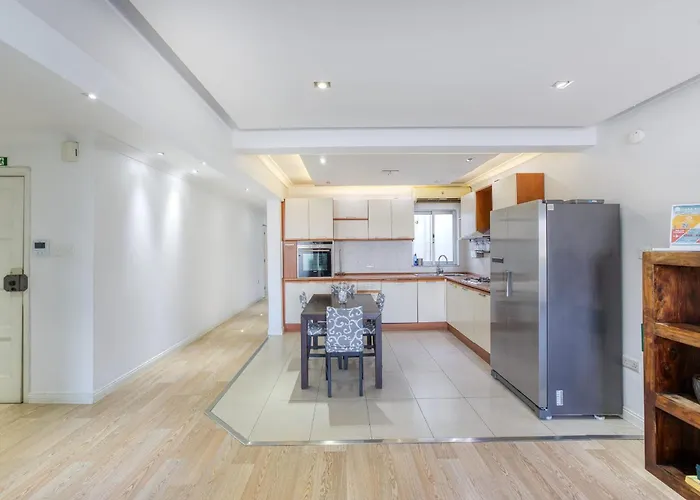 Seafront Apartment-hosted By Sweetstay