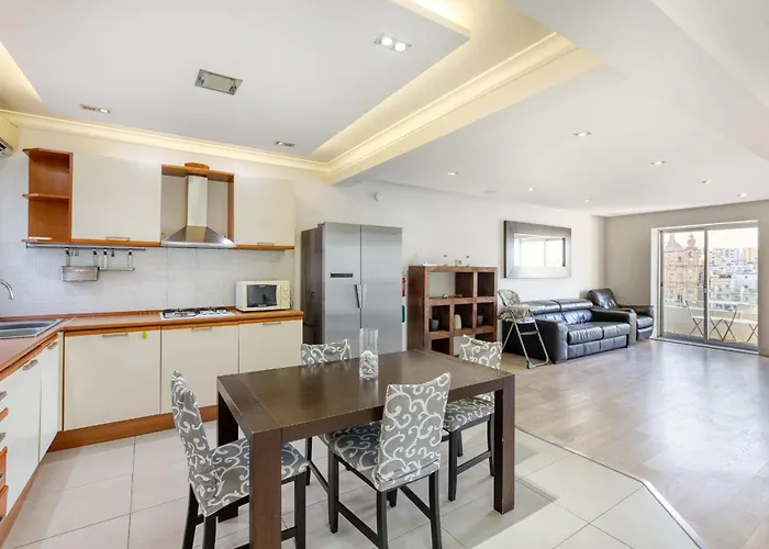 Seafront Apartment-hosted By Sweetstay Apartment Pietà